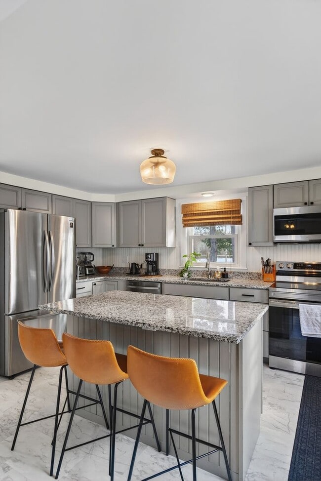 Building Photo - 3BR Cape Available 2/1