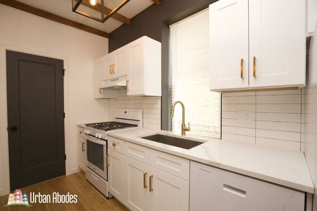 Building Photo - 908 N California Ave