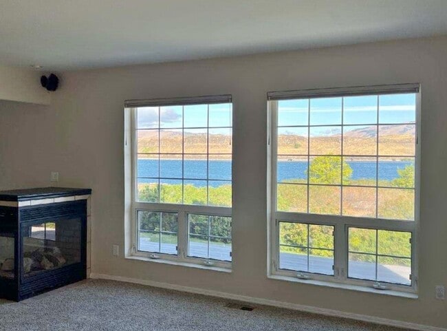 Building Photo - Rare Columbia Riverfront Townhome