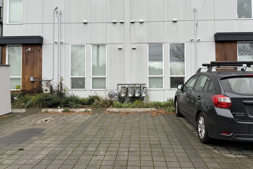 Building Photo - 2320C 15th Ave S