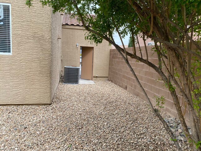 Building Photo - 6005 Linosa Ct