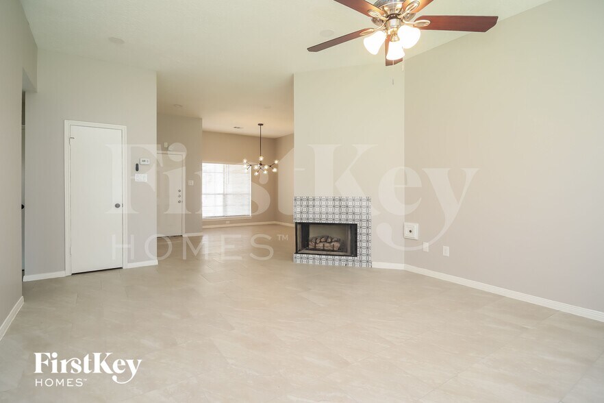 Building Photo - 10846 E Linwood Dr