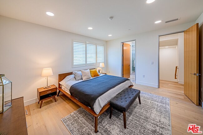 Building Photo - 6142 1/2 Lexington Ave