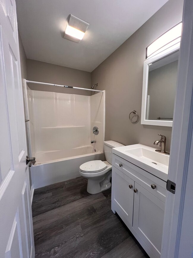 Building Photo - Brand New 2 bedroom Apartment in Parkland School District!