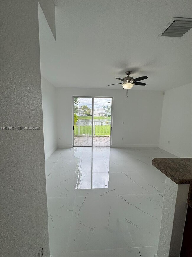 Building Photo - 2853 SE 1st Dr