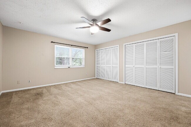 Building Photo - GREAT LOCATION 2BED 2BATH! FENCED IN YARD!
