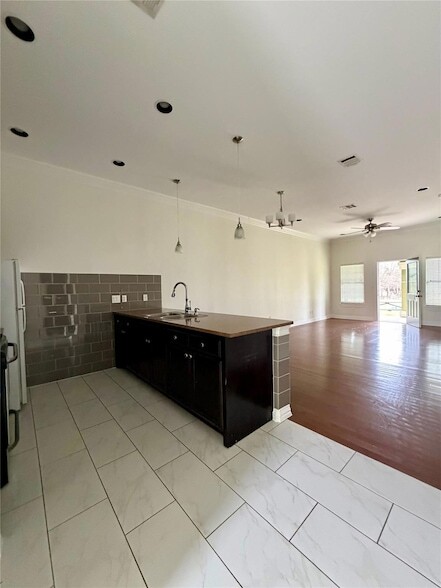 Building Photo - 398 Mesa Dr