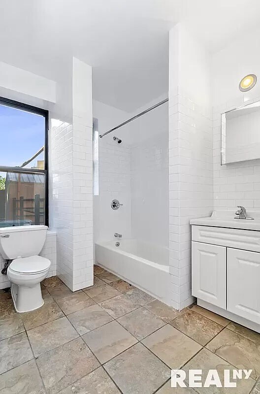 Building Photo - 164 Waverly Place