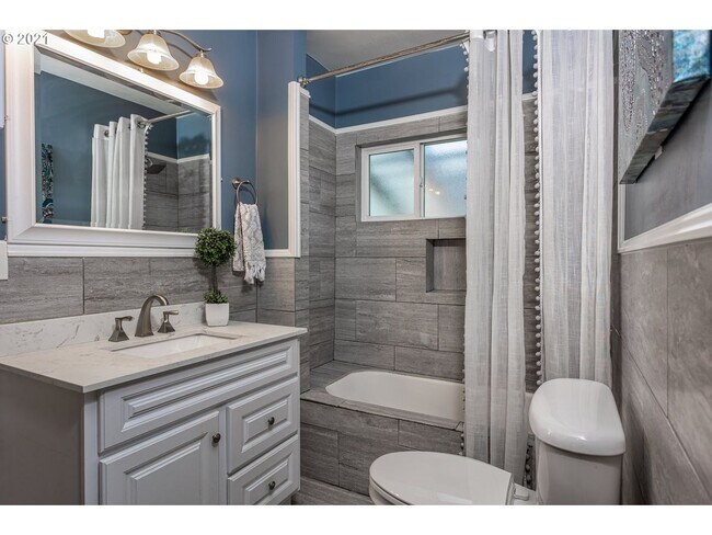 Building Photo - 2 bedroom 2 bath Woodlawn Bungalow-Full finished basement!