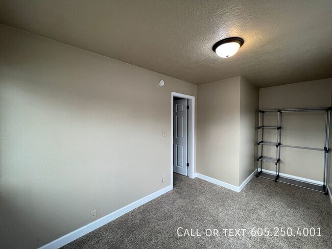 Building Photo - 4 Bedroom 2 Bathroom w/ Single Stall Garag...