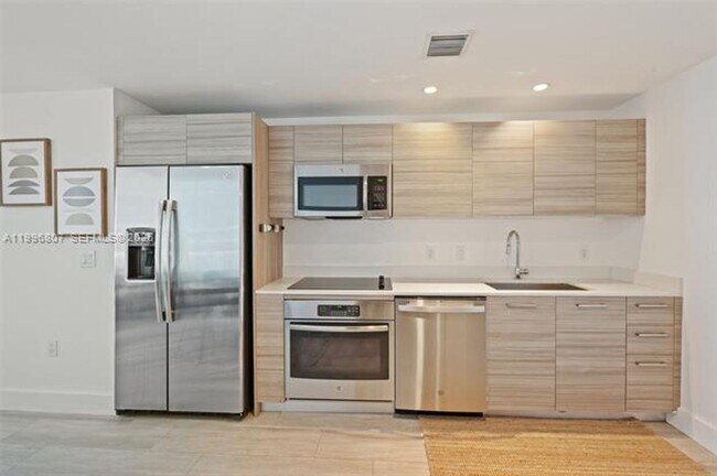 Building Photo - 121 NE 34th St