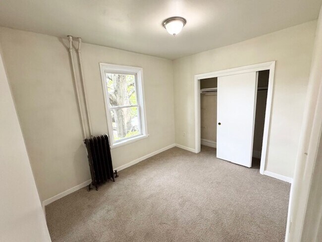 Building Photo - 5 Bedroom Semi-Detached Spacious Home