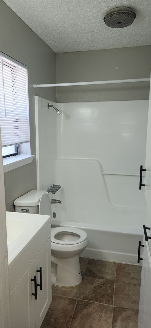 Building Photo - Charming 1-Bedroom in Hardlandale *WATER INCLUDED*