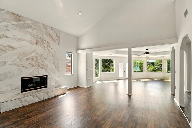 Building Photo - 2805 Aurora