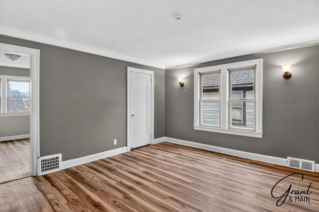 Building Photo - $1550 4 bedrooms