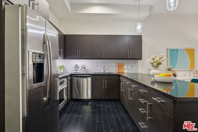 Building Photo - 655 S Hope St