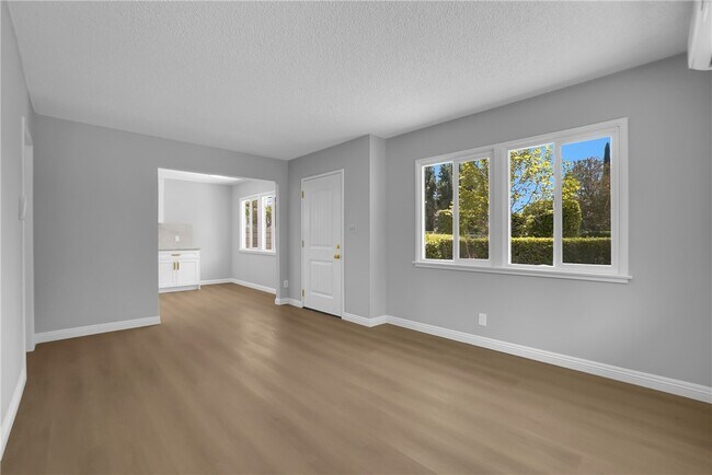 Building Photo - 325 W Le Roy Ave