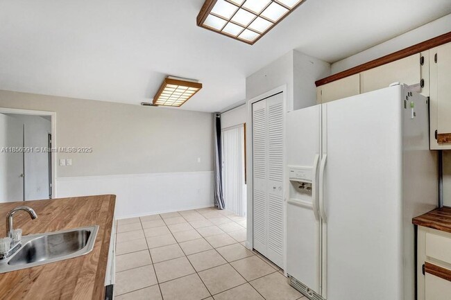 Building Photo - 9540 Sevilla Ln