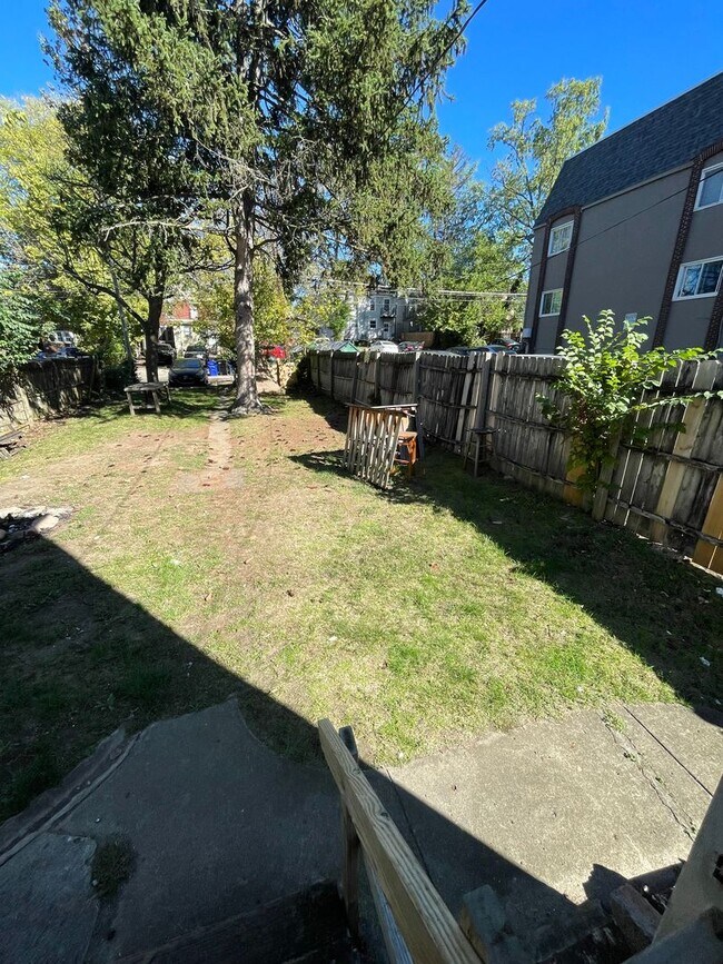 Building Photo - 3 bedroom 1 bath single family home with yard.