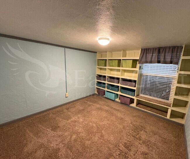 Building Photo - Three Bedroom, Two Bathroom House Near Sha...