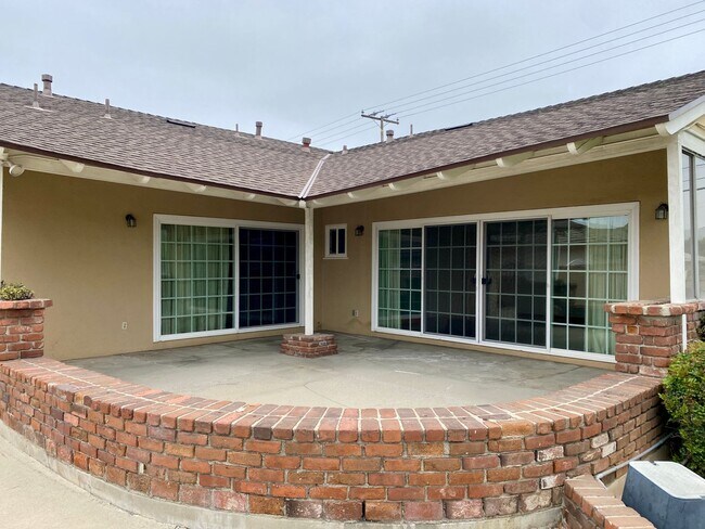 Building Photo - Rustic Spacious Home with Large Yard Boasting Timeless Character – 3 Bed, 2.5 Bath