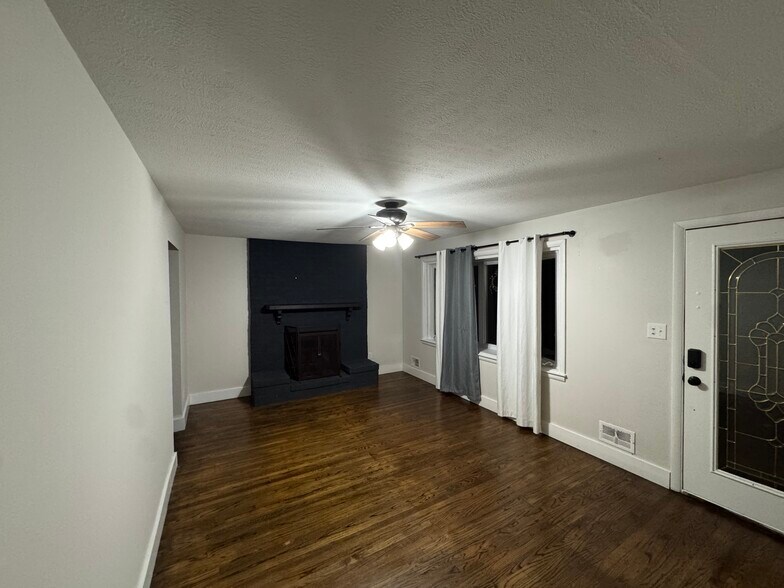 Living room - 7903 Canna Dr