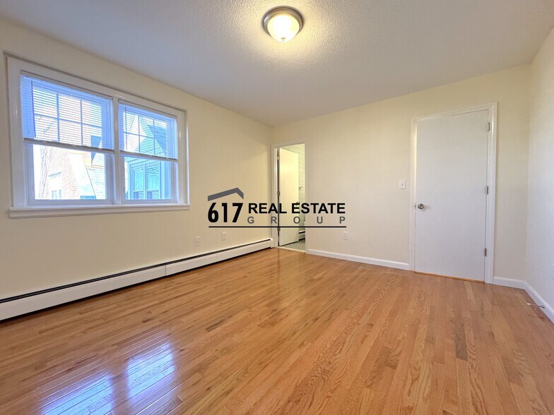 Building Photo - 2018 Commonwealth Ave