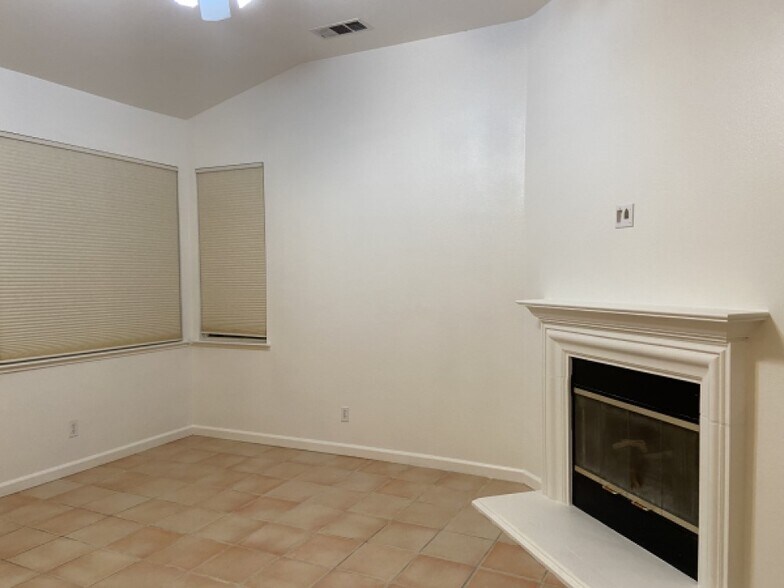 Building Photo - 2054 Pinehurst Ct
