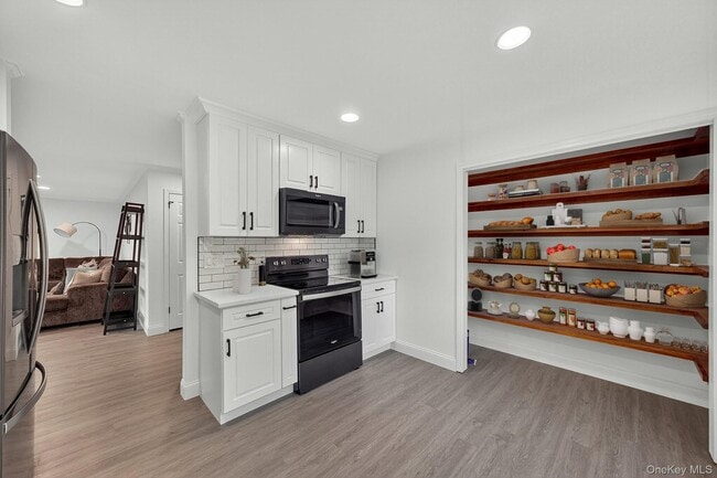 Building Photo - 201 Tamarack Ln