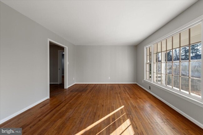 Building Photo - 641 W Country Club Dr