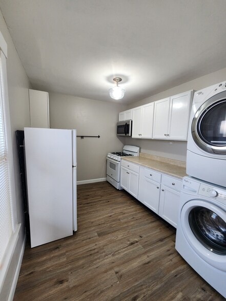 Kitchen with stackable washer/dryer - 3017 Grandview St