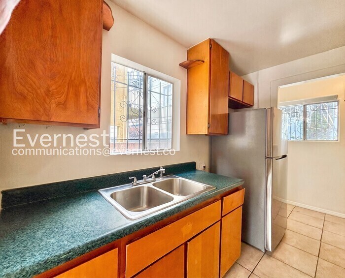 Building Photo - 428 1/2 North Kingsley Drive