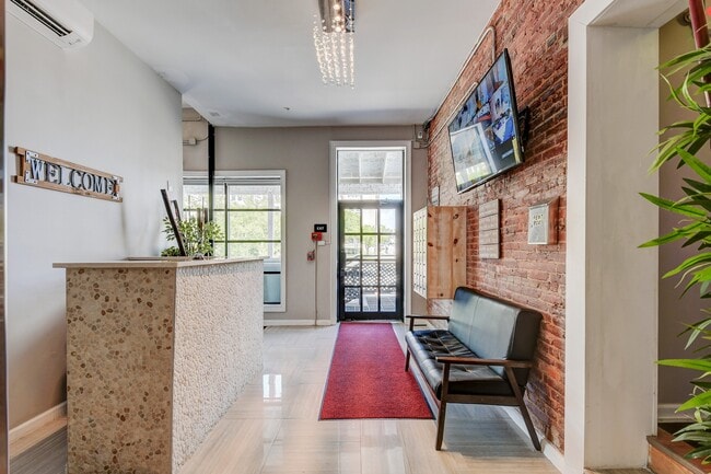 Building Photo - 231 E North Ave