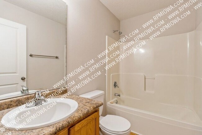 Building Photo - GREAT LOCATION!! 2 Bedroom, 2 Bathroom Tow...