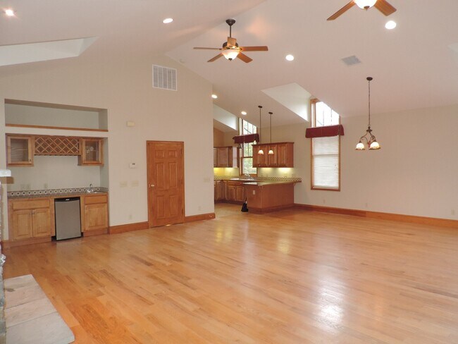 Building Photo - Luxurious 2bd Condo in Downtown Blowing Rock!