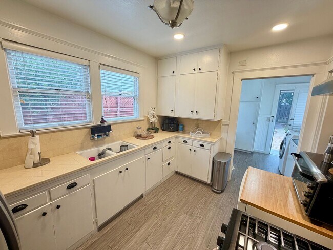 Building Photo - 2 Bed 1 Bath on a quiet street.