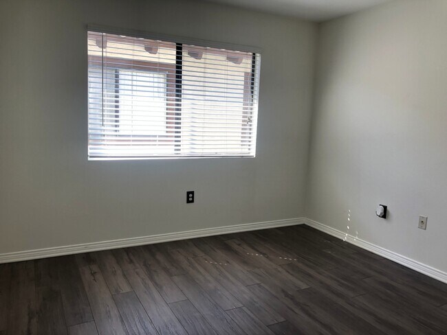 Building Photo - Los Caballeros #313