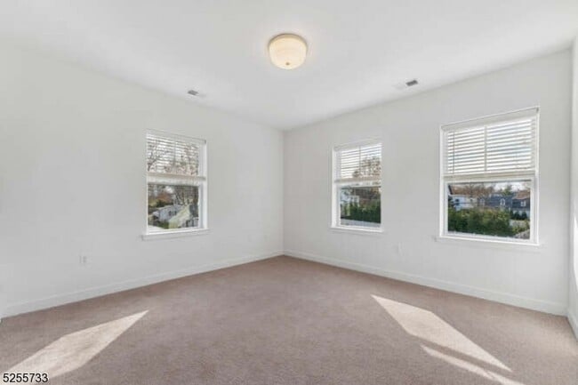 Building Photo - 17 Parker Lane