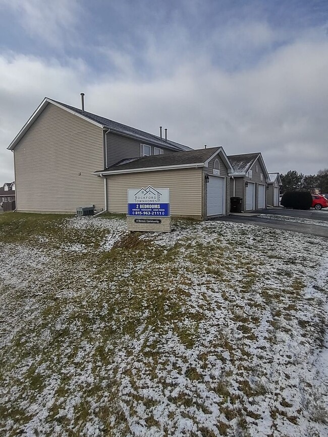 Building Photo - 2 Bedroom 1.5 Bath Spacious Townhome