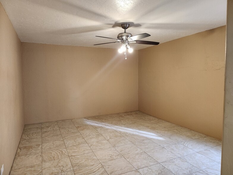 Building Photo - 437 N River Ln