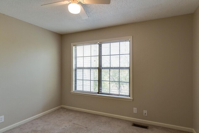 Building Photo - Spacious Living In the Heart of Hendersonv...
