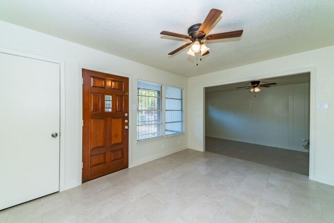 Building Photo - Charming 3-Bedroom