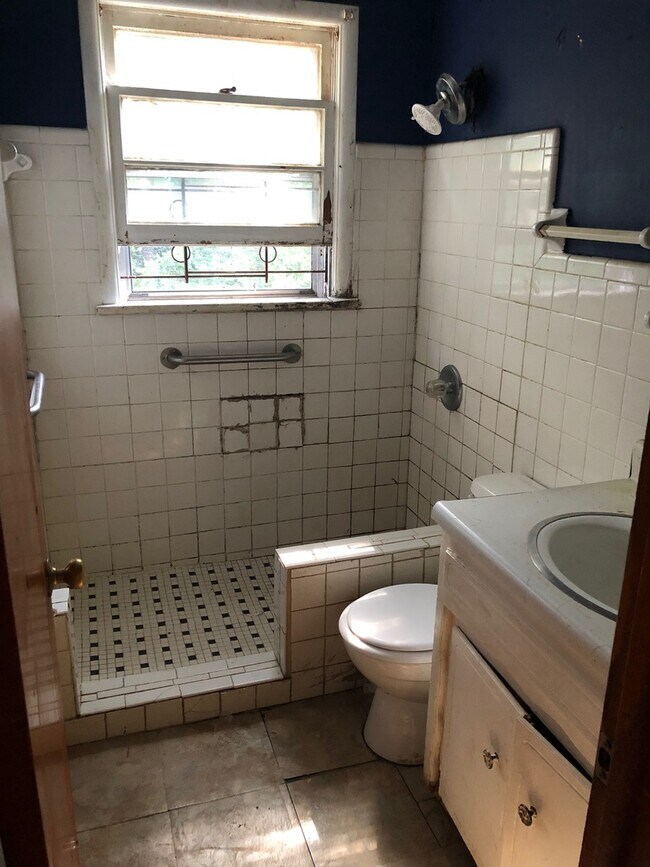 Building Photo - 3 bedroom