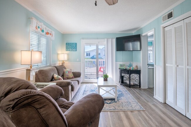 Building Photo - OFF-SEASON MONTHLY RENTAL WILL HELP WITH THOSE WINTER BLUES