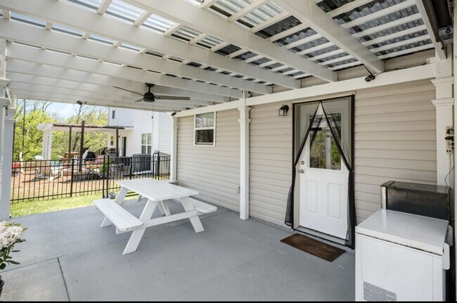 Building Photo - Rent this beautiful 4-bedroom, 3-bathroom ...