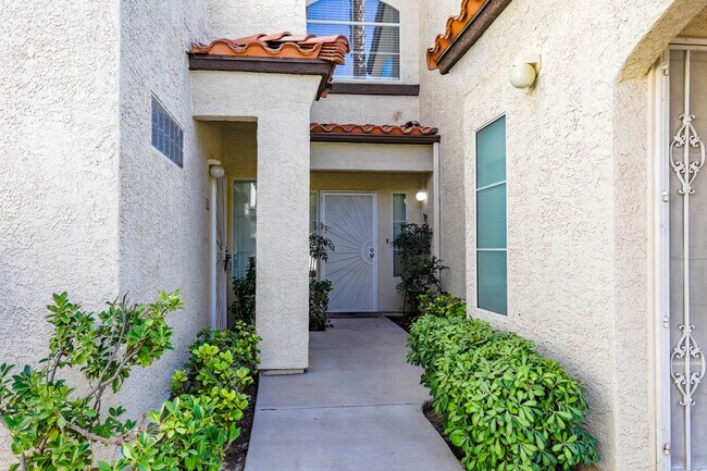 Building Photo - Beautifully Updated 2 Bed and 2 Bath Hende...