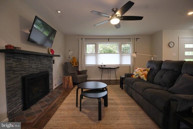 Building Photo - 1421 Mayflower Dr