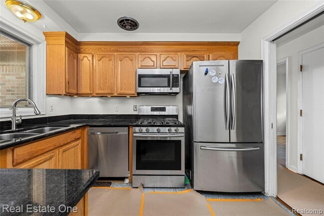 Building Photo - 2360 Pine View Dr