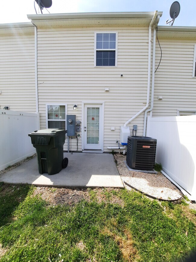 Building Photo - 2012 Grassy Banks Dr