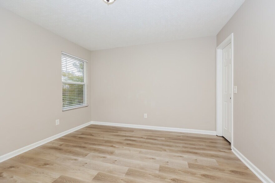 Building Photo - 5823 Roxbury Dr